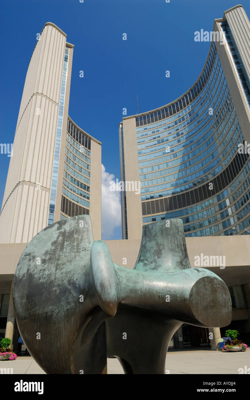 Henry Moore Skulptur von Archer an der Toronto City Hall mit blauem Himmel Kanada Stockfoto