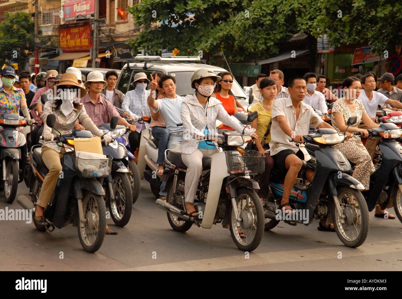 Menschen auf Motorrädern Stadt Hanoi Vietnam Stockfoto