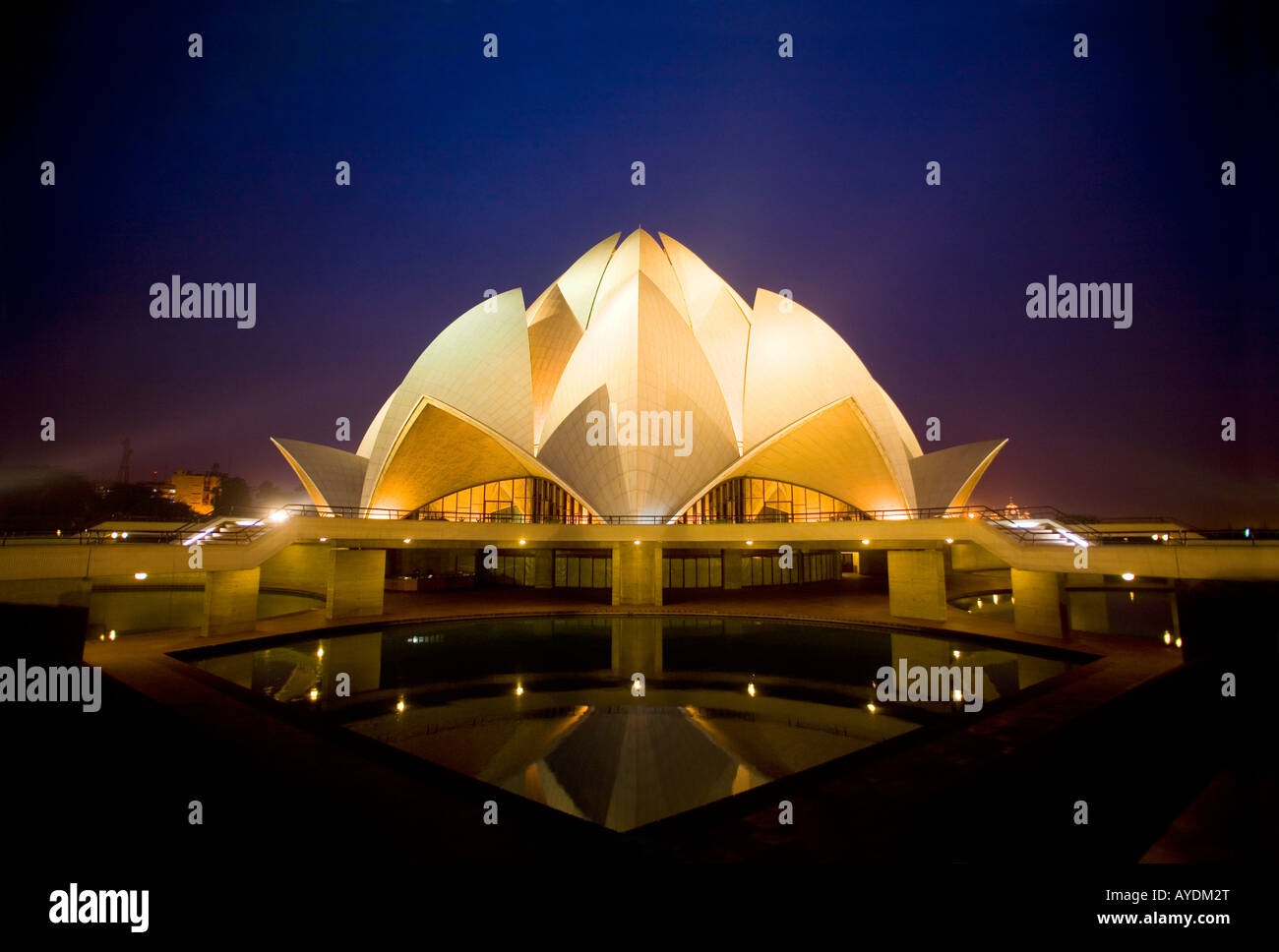 Lotus-Tempel (Bahai-Glauben) in der Dämmerung, New Delhi, Indien Stockfoto