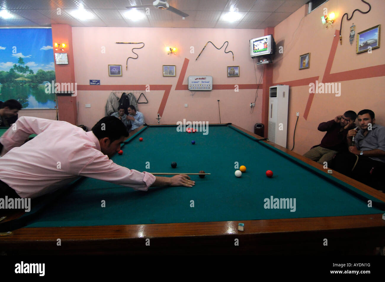 Die Jugendlichen spielen Billard in einem Café im Stadtteil Ainkawa (ein christliches Viertel) von Arbil in Irakisch-Kurdistan. Stockfoto