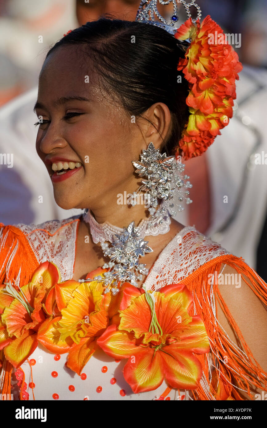 Eine kostümierte Frau lächelnd während der Sinulog. Stockfoto