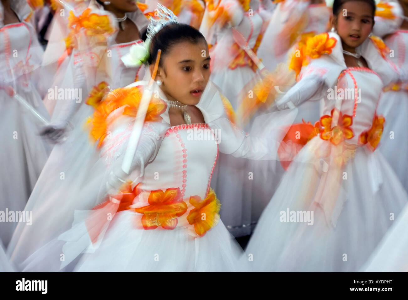 Eine kostümierte Mädchen tanzen während der Sinulog. Stockfoto