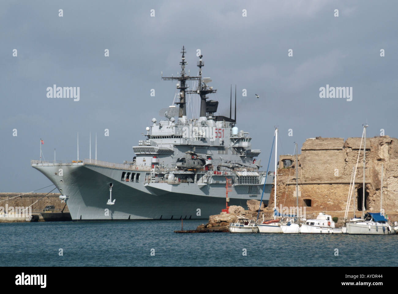 Hafen Civitavecchia Flaggschiff der italienischen Marine Flugzeugträger MM Garibaldi Stockfoto