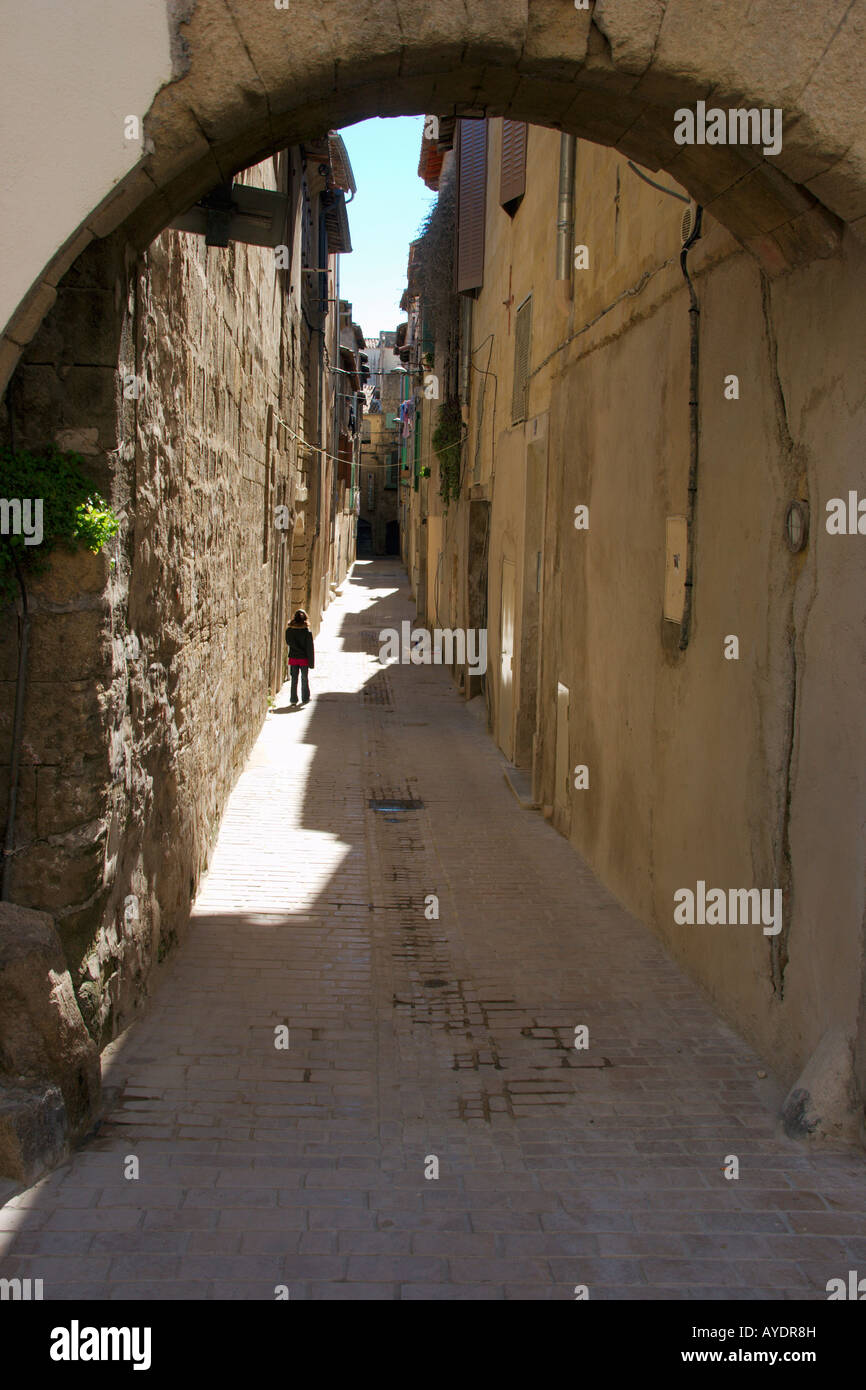 Bogen Sie über schmale Straße in Sommieres Frankreich Stockfoto