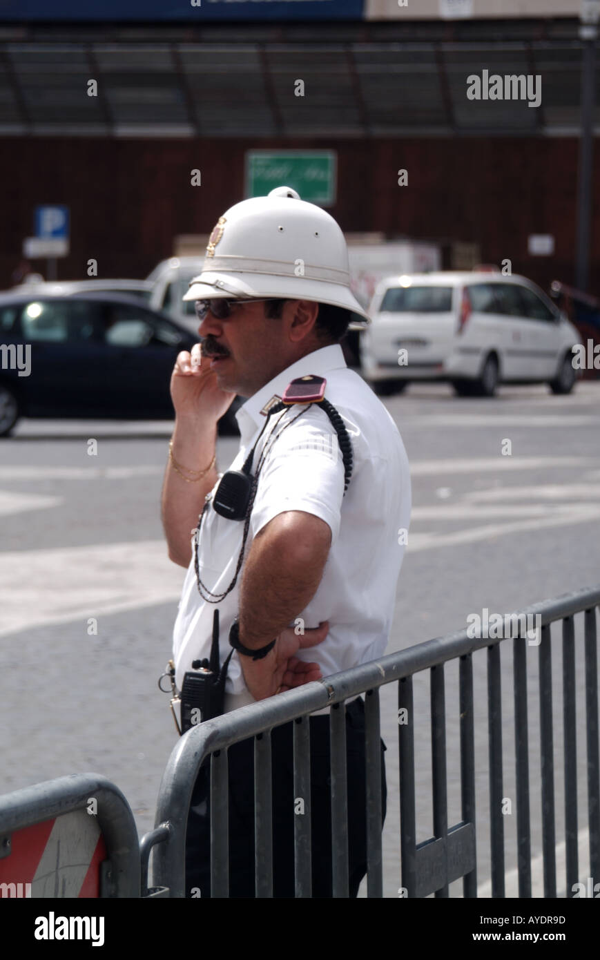 Nahaufnahme offener Blick italienischer Polizist, der im Sommer in Rom mit einem weißen Helm neben dem Petersplatz in Italien einen einheitlichen, heißen und sonnigen Tag führt Stockfoto