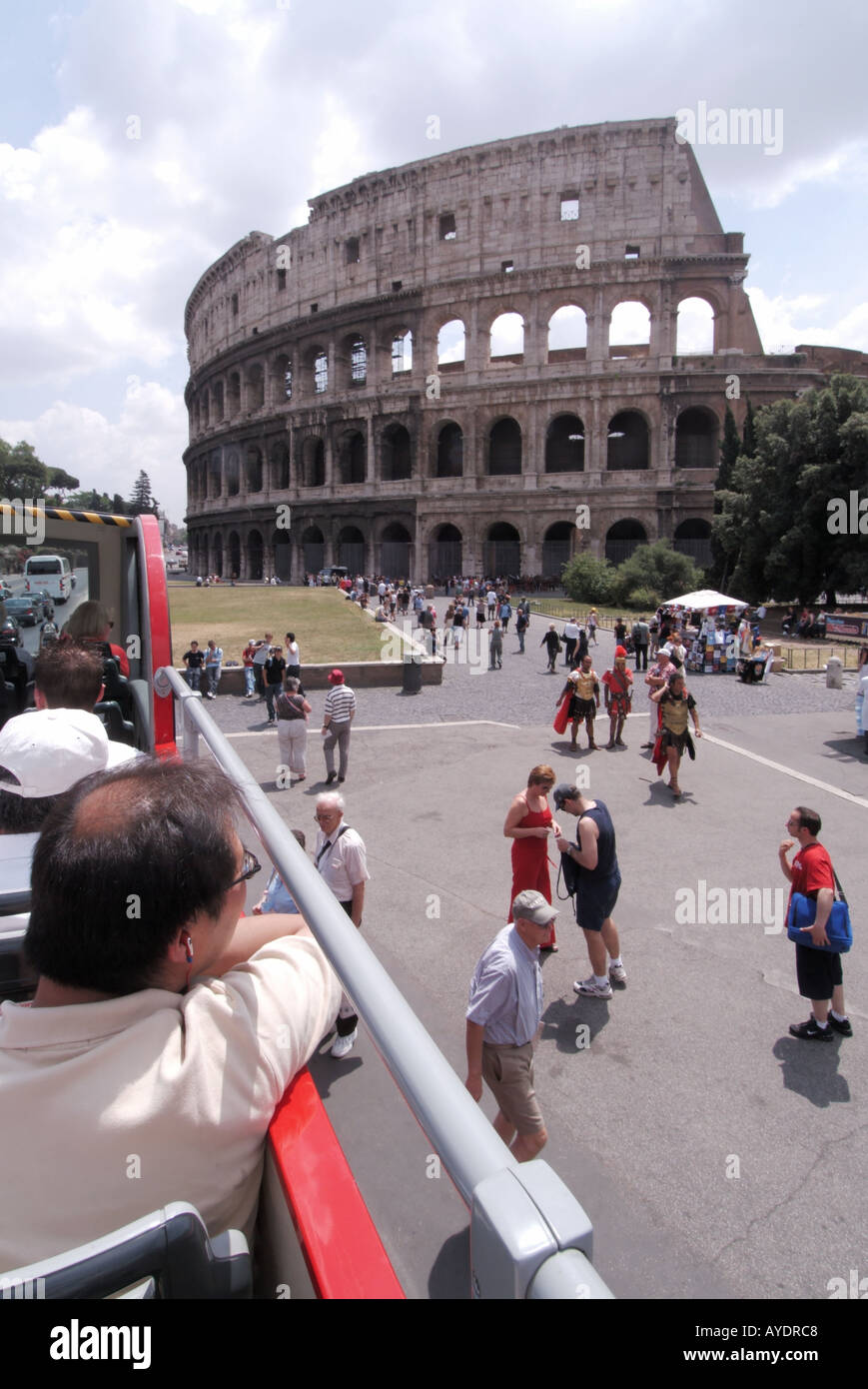 Rom-Touristen auf offenen Top Bus an das römische Kolosseum Stockfoto