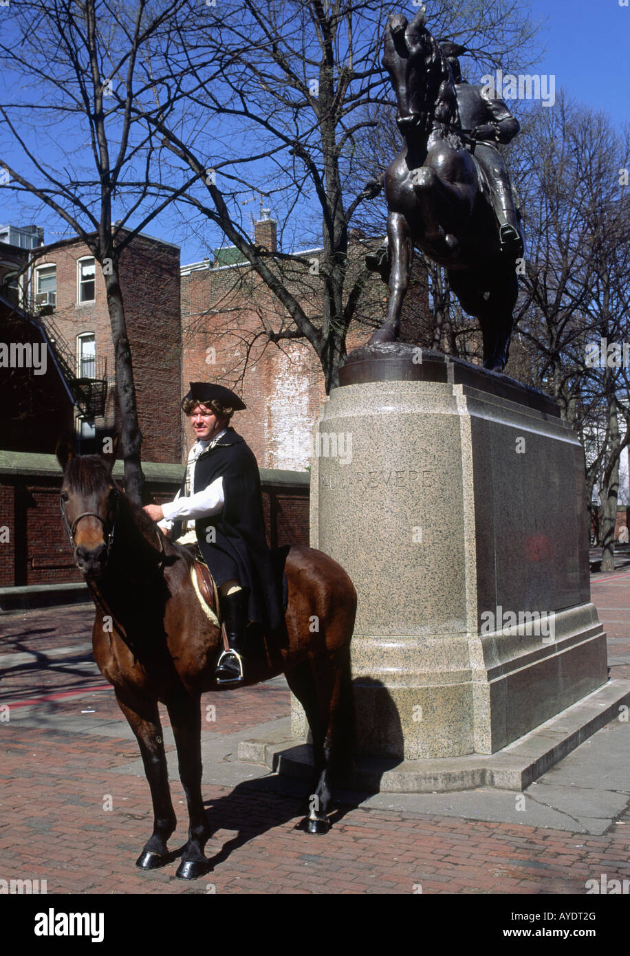 Reenactor hoch zu Ross vor der Statue von Paul Revere in Boston Stockfoto