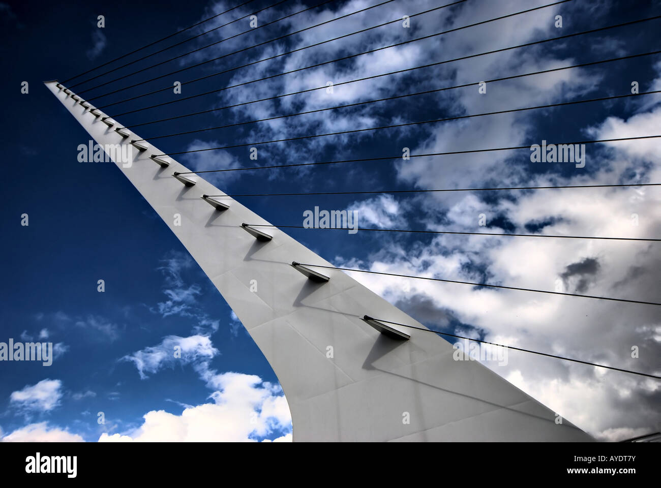 Sundial Bridge, ein Freischwinger Schrägseilbrücke entworfen von Santiago Calatrava auf dem Sacramento River in Redding, Kalifornien Stockfoto