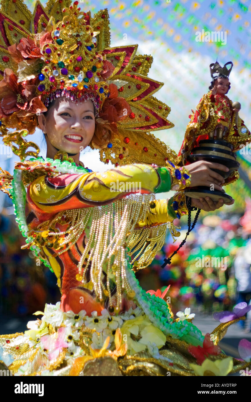 Der Sinulog Festival Königin hält ein Symbol Stockfoto