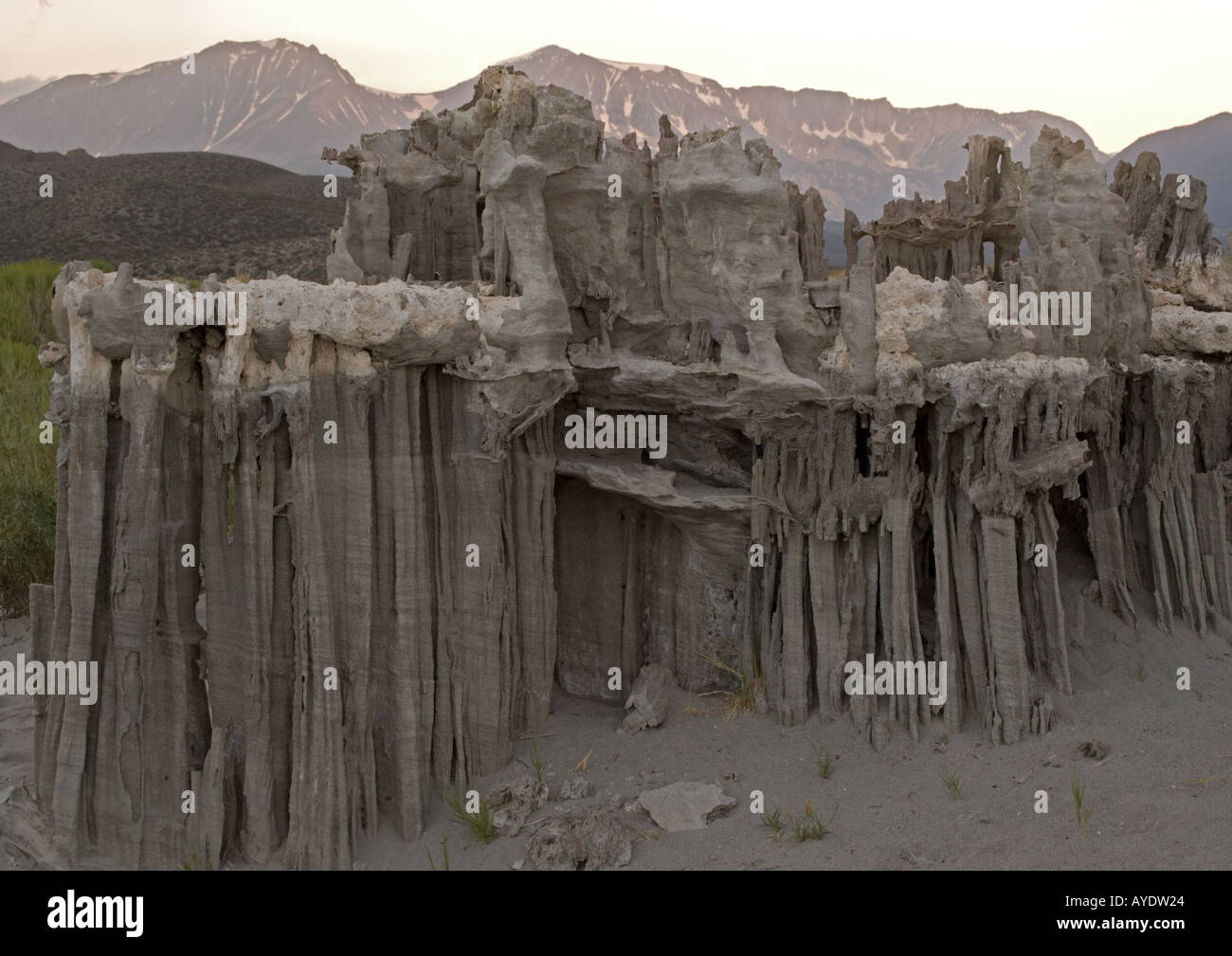 Seltsam geformte Sand Kalktuff-Formationen, über aktuelle Wasserstand rund um Mono Lake, USA Stockfoto