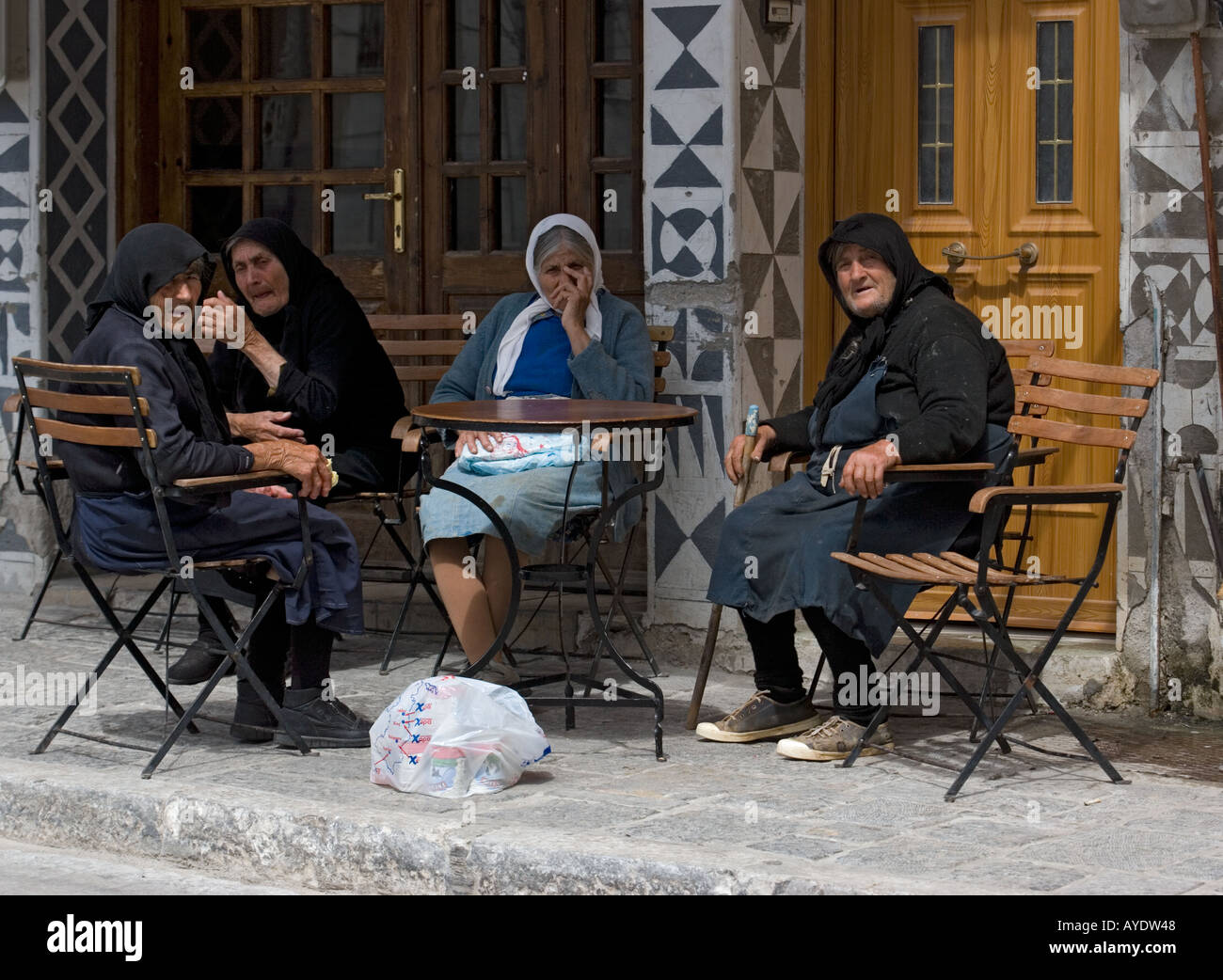 Gruppe von alten Damen in einem Cafe in Pyrgi Chios einige Witwen Stockfoto