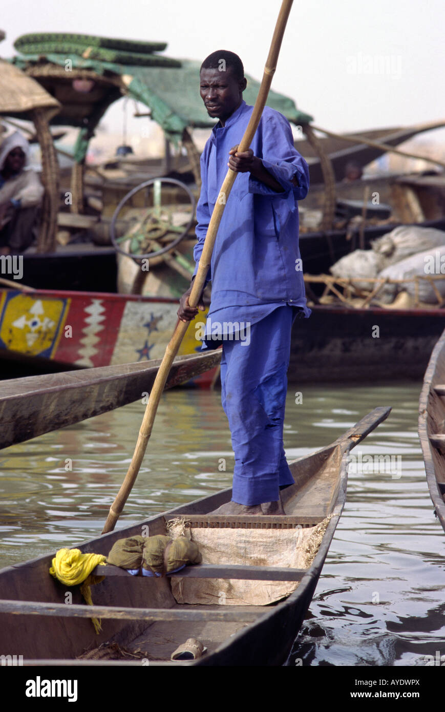 Ein Mann treibt seine traditionellen Holzboot oder Einbaum auf dem Niger in Mopti Mali Stockfoto