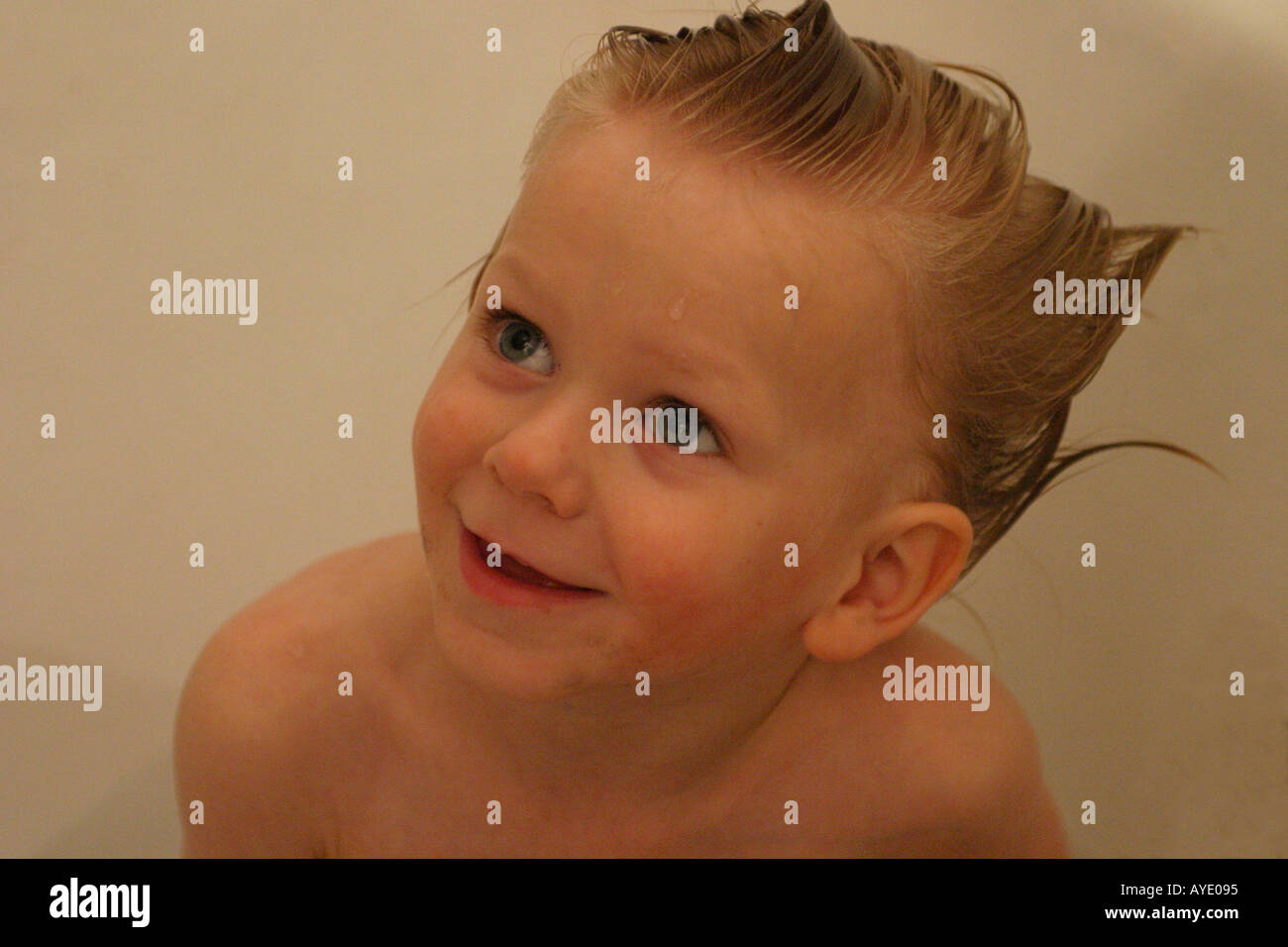 Drei Jahre alten Jungen lächelt nachdem er seine Haare gekämmt für Läuse von seiner Mutter Stockfoto