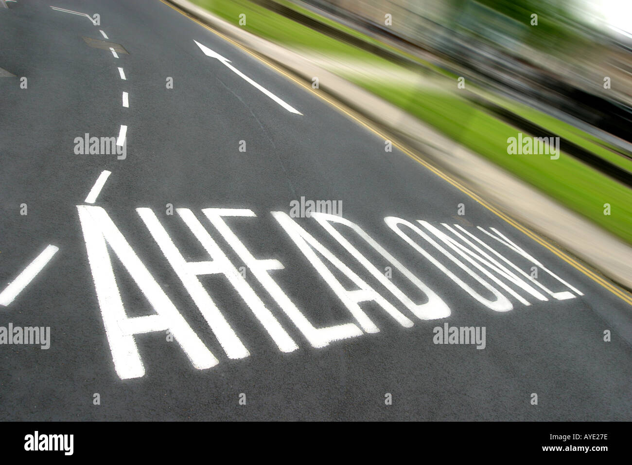 LANDSCHAFT-SCHUSS VOR NUR AUF ASPHALT STRAßE IN ENGLAND ZEIGT KURVE DER STRAßE UND ZOOMEN HINTERGRUND FORMULIEREN Stockfoto