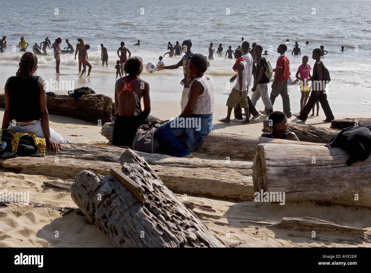 afrikanische-menschen-entspannenden-strand-schwimmen-stockfotos-und