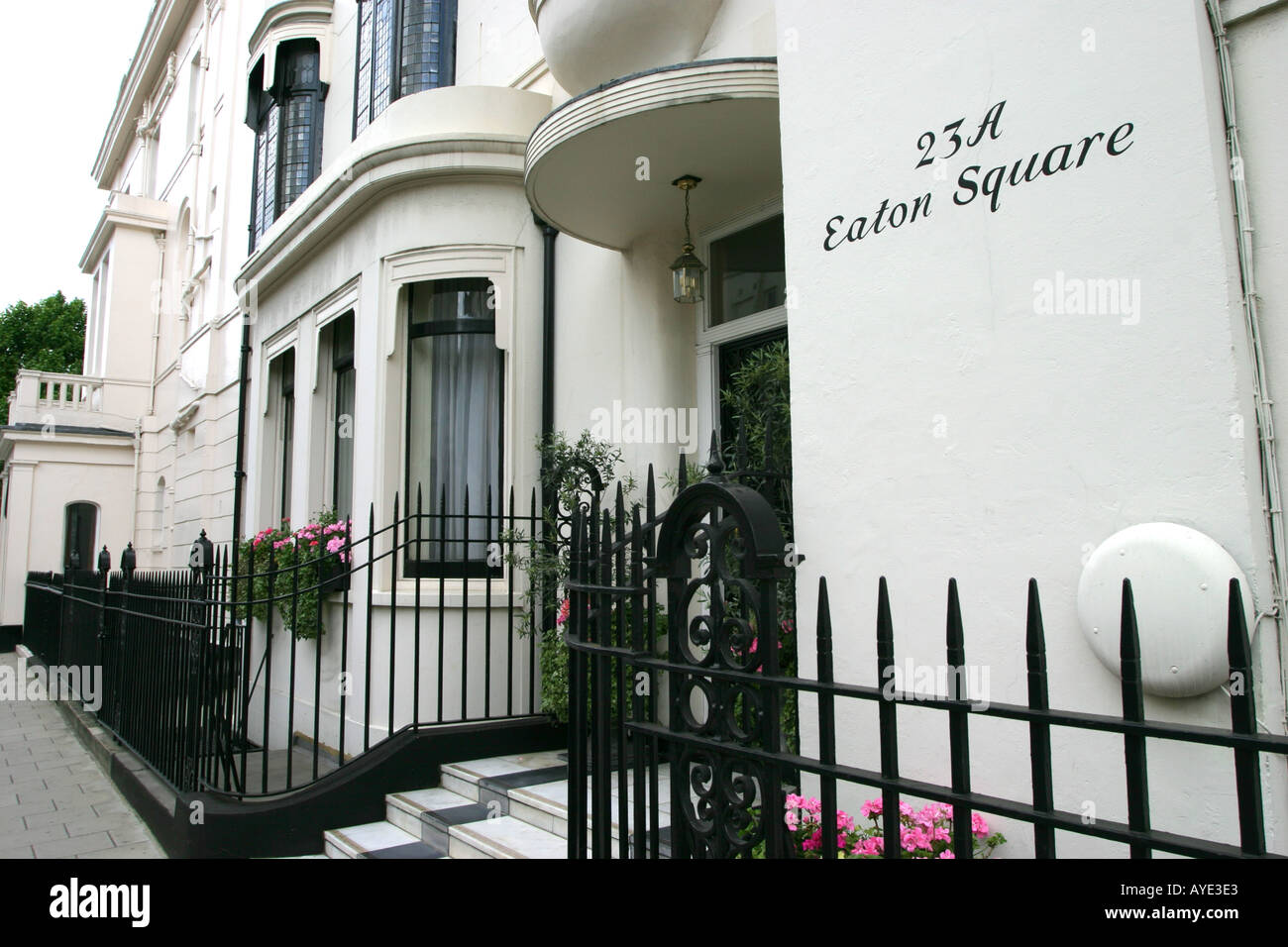Eaton Square und Terrasse in Belgravia London beherbergt viele Botschaften und sehr reich Stockfoto