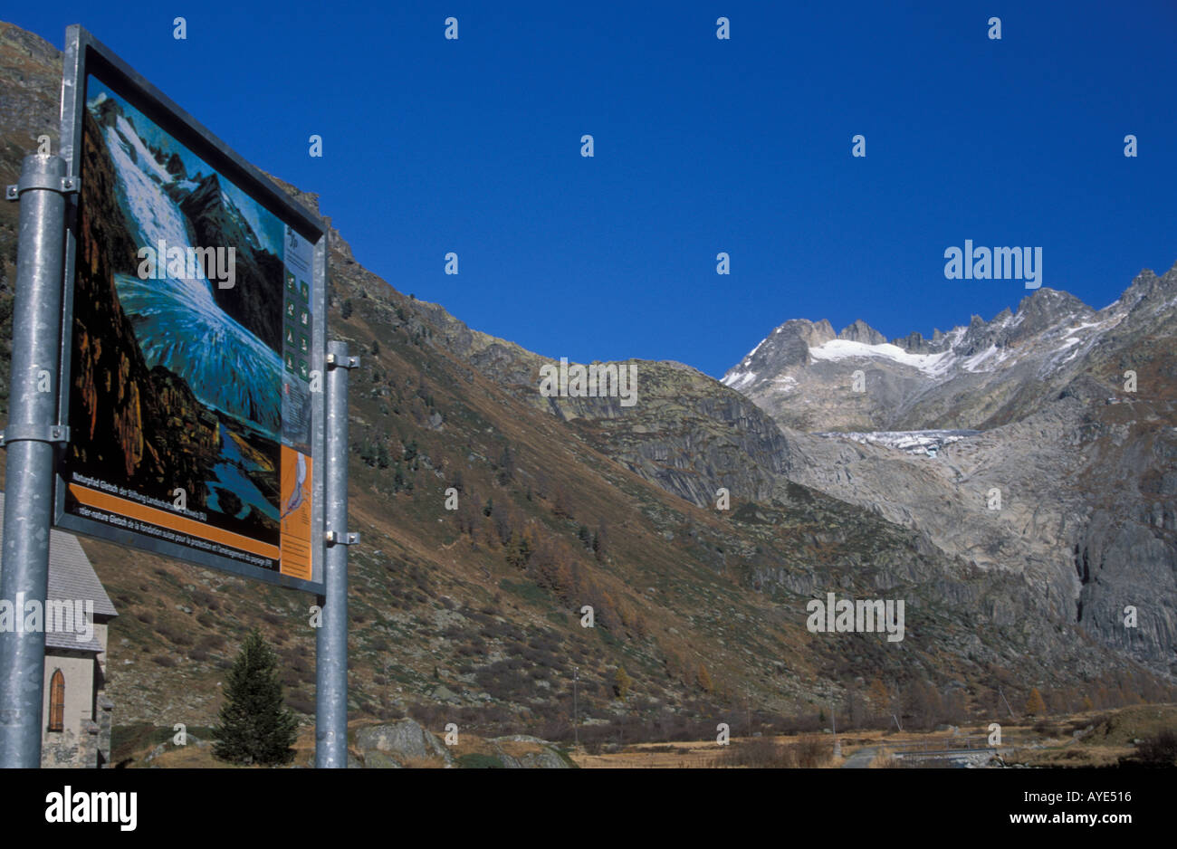 Rhonegletscher in Gletsch mit gemalten Schild mit Gletscher vor sich entfernenden Schweizer Alpen der Schweiz Stockfoto