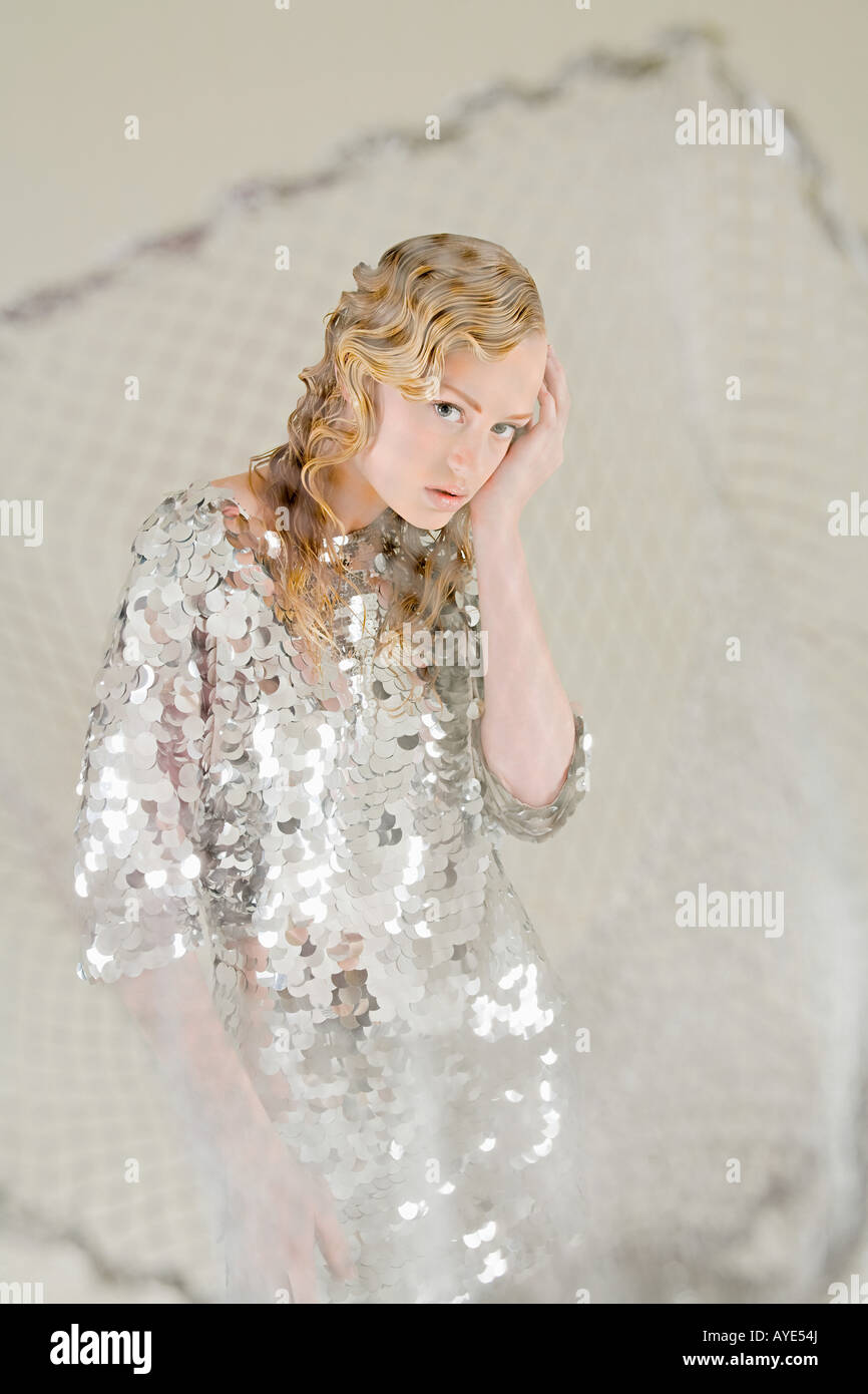 Junge Frau als Fisch gefangen im Netz Stockfoto