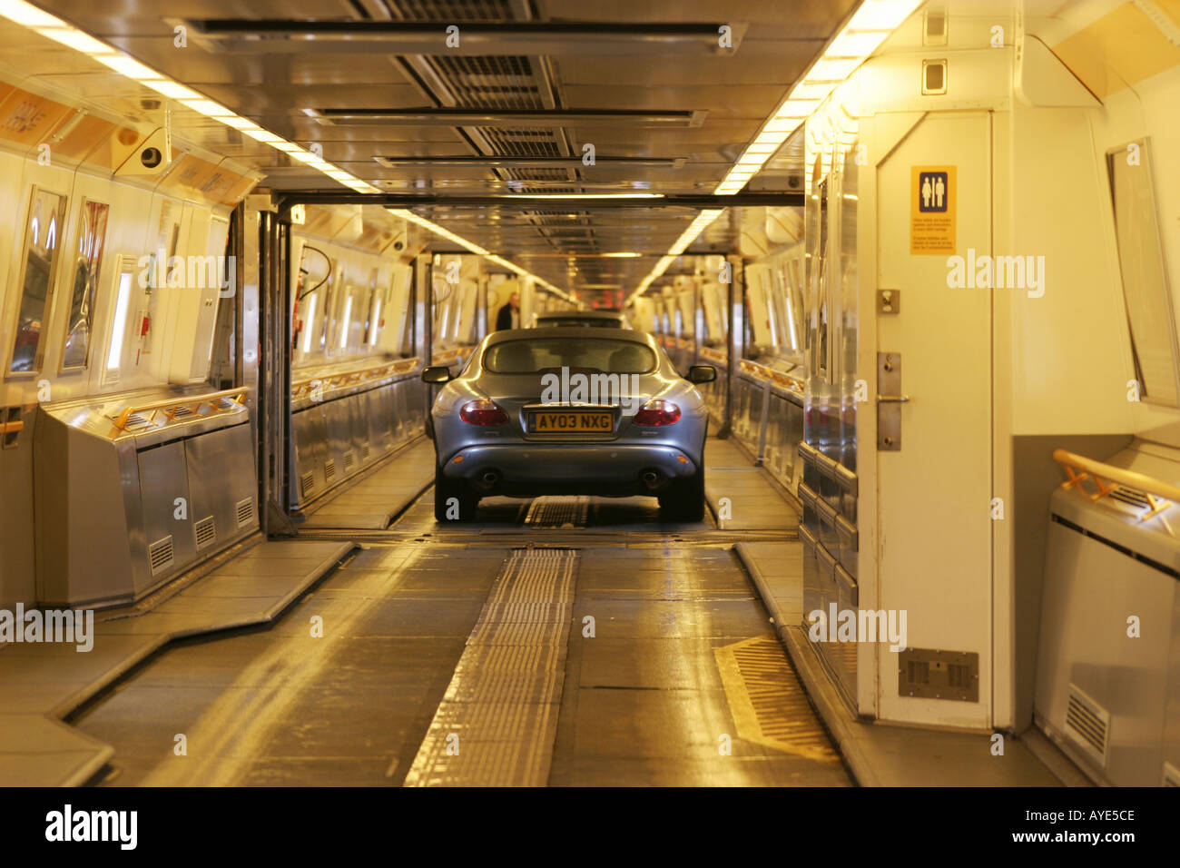 Kanal-Tunnel Autozug innen Frankreich Vereinigtes Königreich Stockfoto
