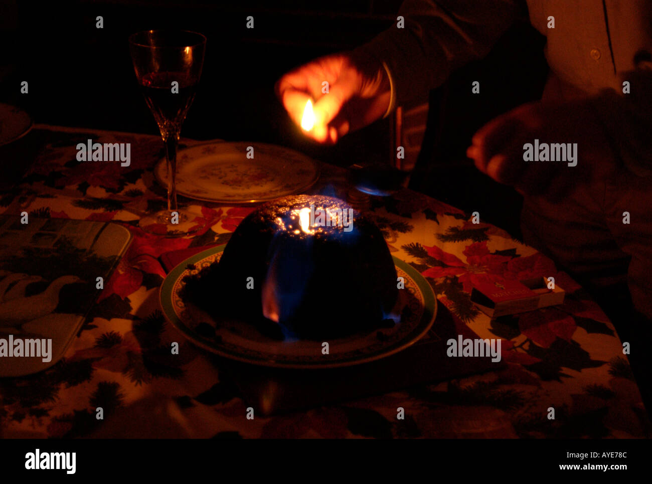 Die traditionelle Abflammen der Christmas pudding Stockfoto