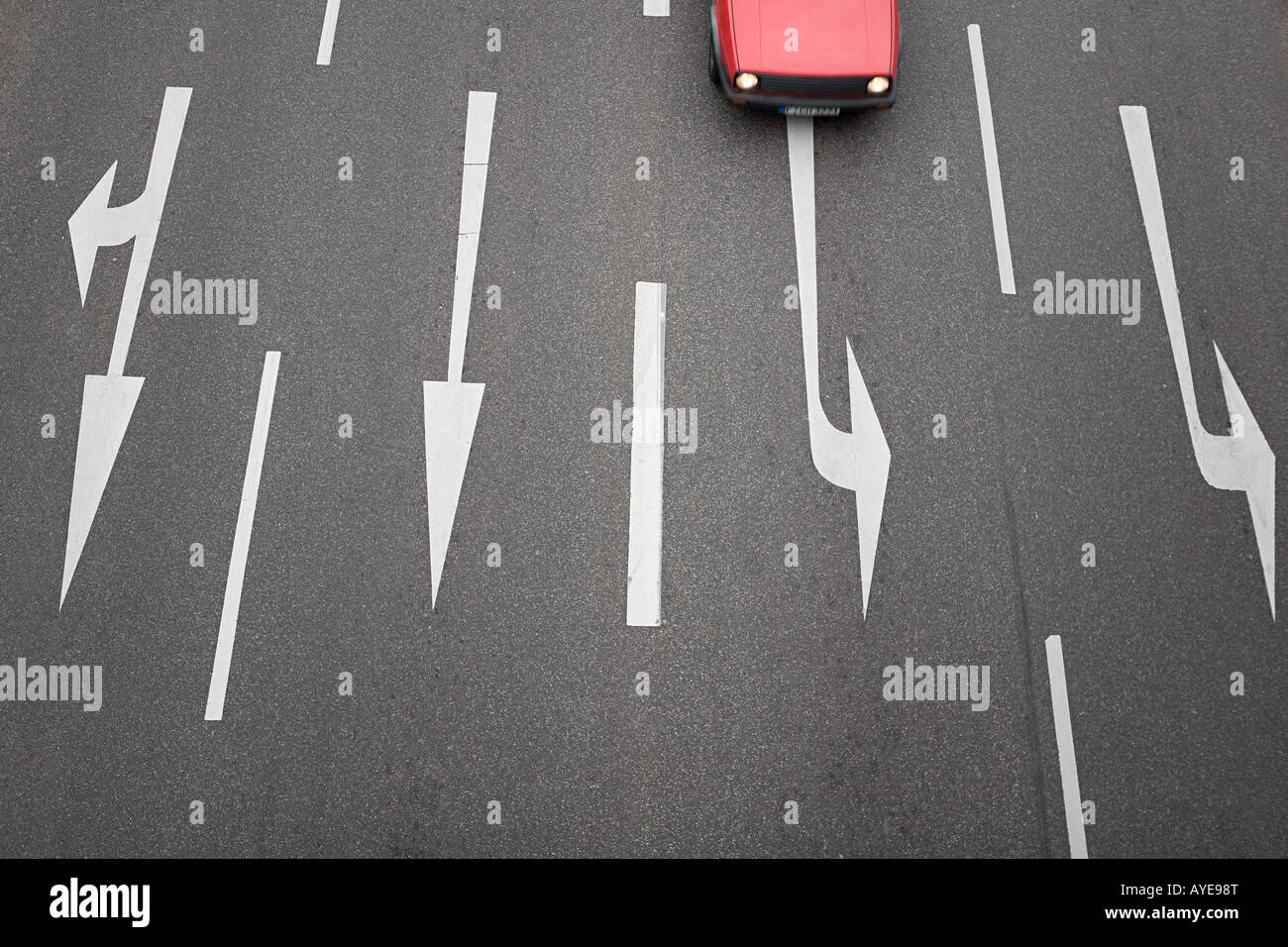 Pfeil-Zeichen auf eine Straße und ein Auto Stockfoto