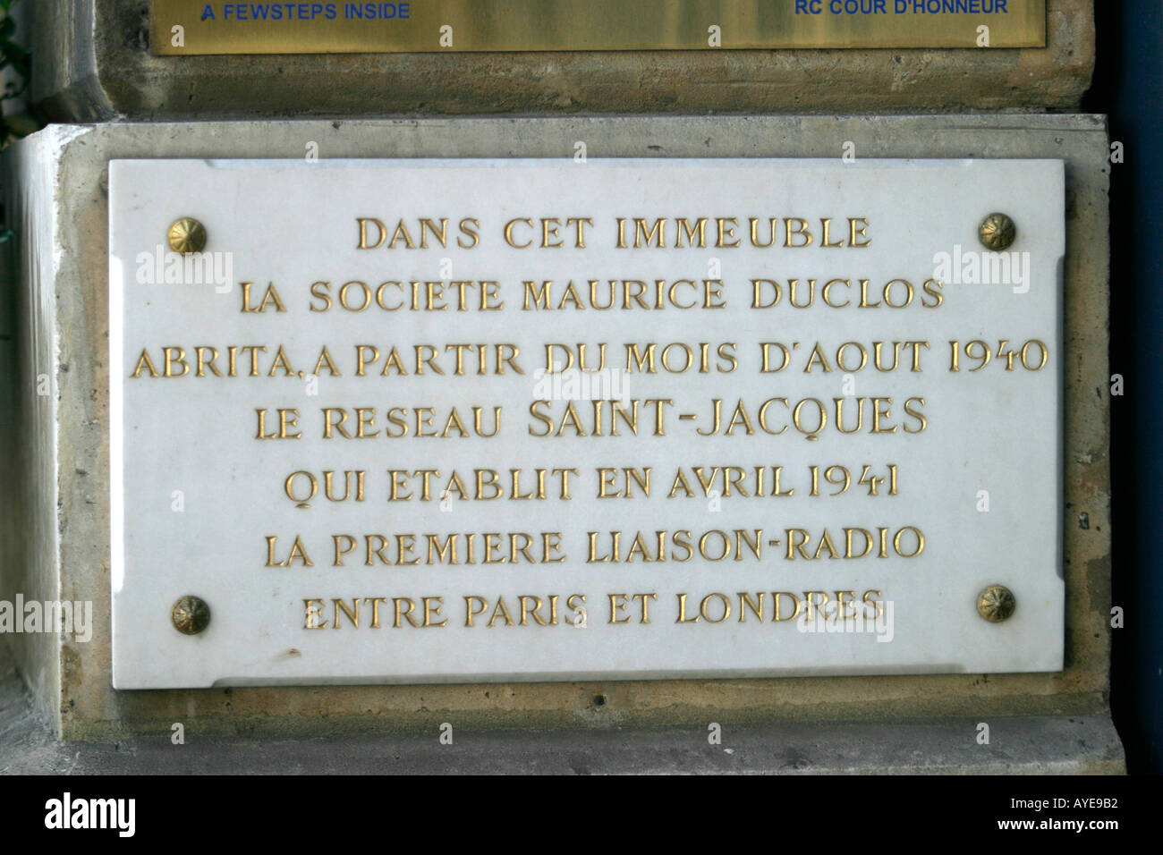 Eine Gedenktafel in der Place Vendome Erzählung der ersten Radio-Liason zwischen Paris und London gemacht von diesem Gebäude in 1941 Paris Stockfoto