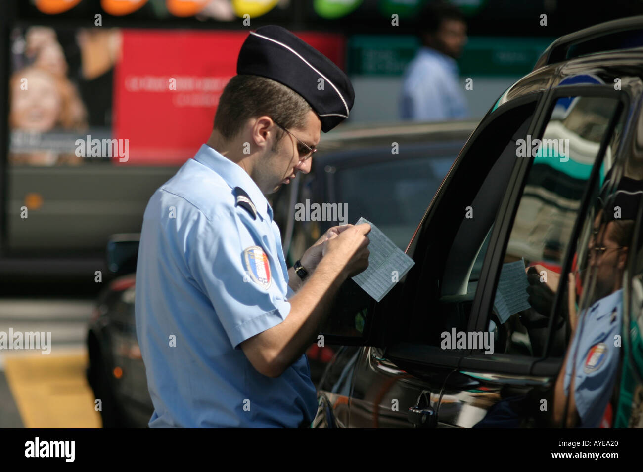 Polizist Inspektion des Fahrers Dokumente im Zentrum von Paris Frankreich Stockfoto