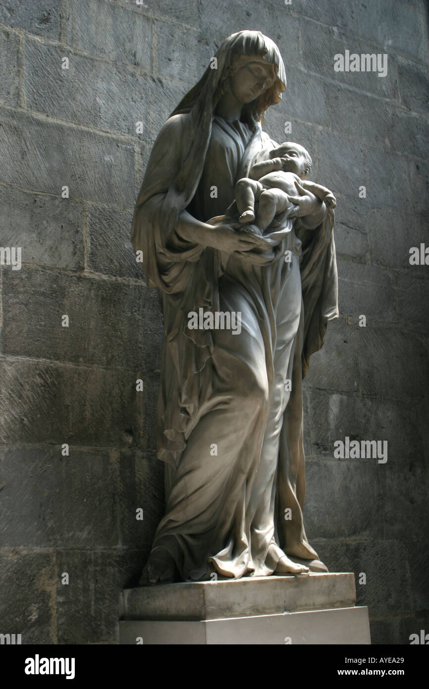 Statue der Jungfrau Maria mit Kind Chapelle Sainte Marguerite Notre Dame Kathedrale Rouen Normandie Frankreich Stockfoto