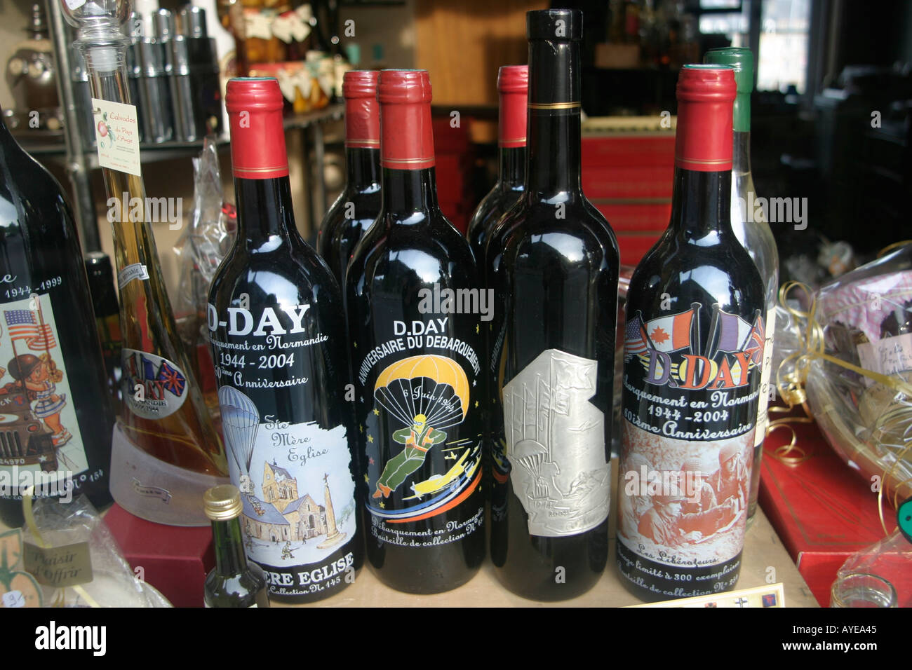 Flaschen Alkohol im Schaufenster zum Gedenken an den 60. Jahrestag des D-Day Landungen 2004 Honfleur Normandie Frankreich Stockfoto