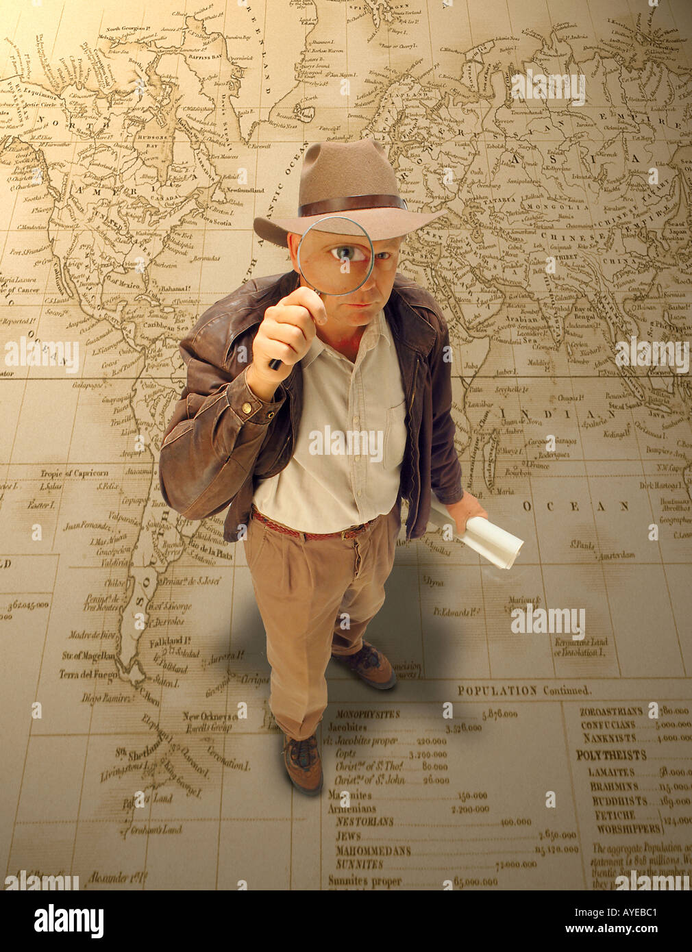 Explorer mit Lupe stehen auf Weltkarte Stockfoto