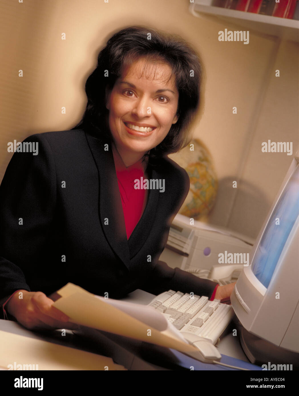 hispanische Geschäftsfrau, die im Büro arbeiten Stockfoto