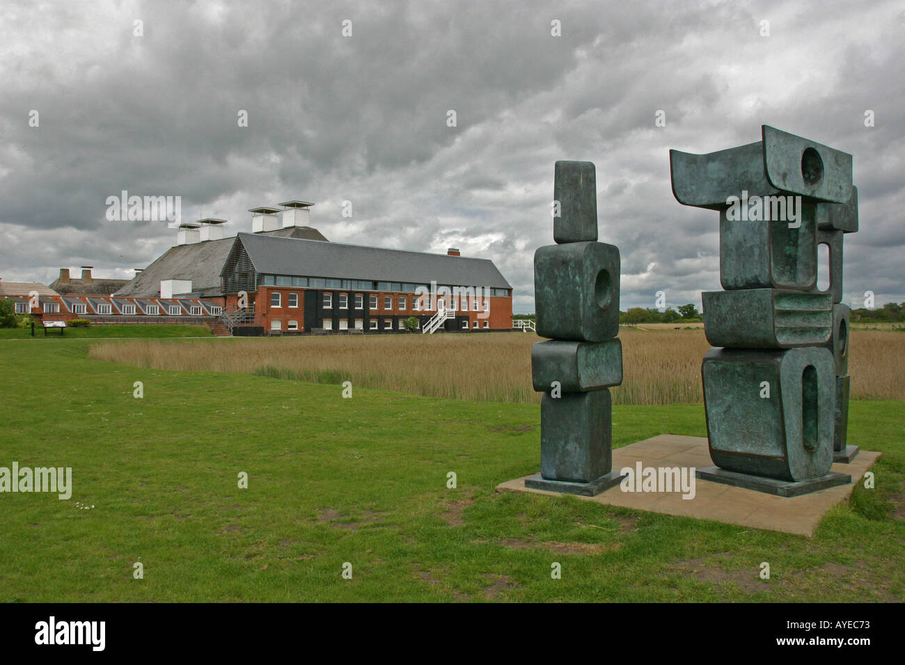 Skulpturen von Barbara Hepworth vor Snape Maltings Snape Suffolk England UK Stockfoto