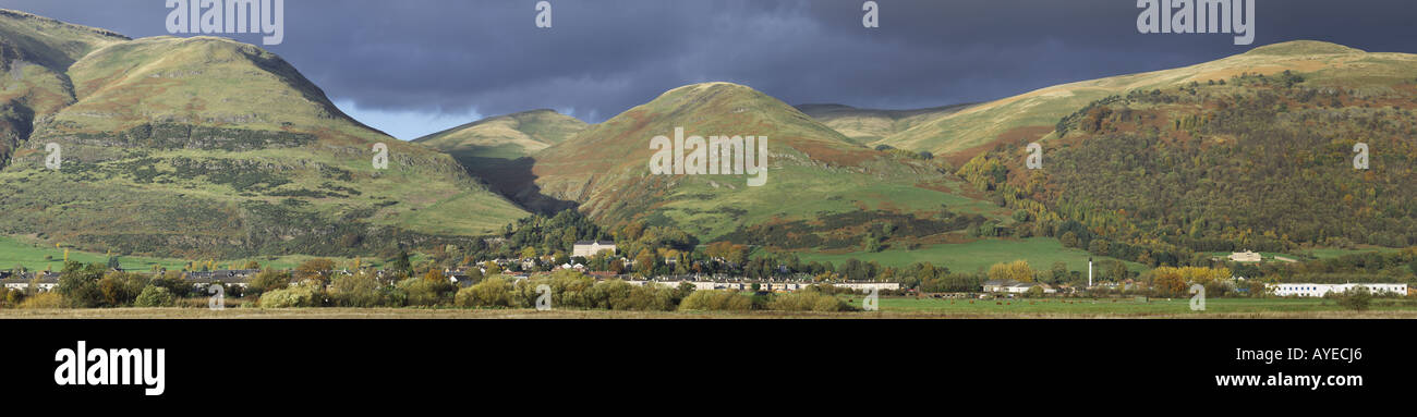 Blick auf Alva unter die Ochil Hills, Clackmannanshire, Schottland Stockfoto