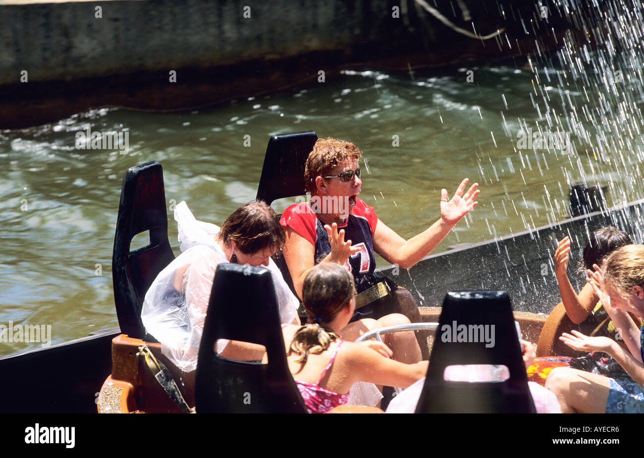 Menschen genießen den Nervenkitzel einer Durchnässung während einer Wildwasser-rafting Fahrt Freizeitpark Wonderland Sydney s Stockfoto