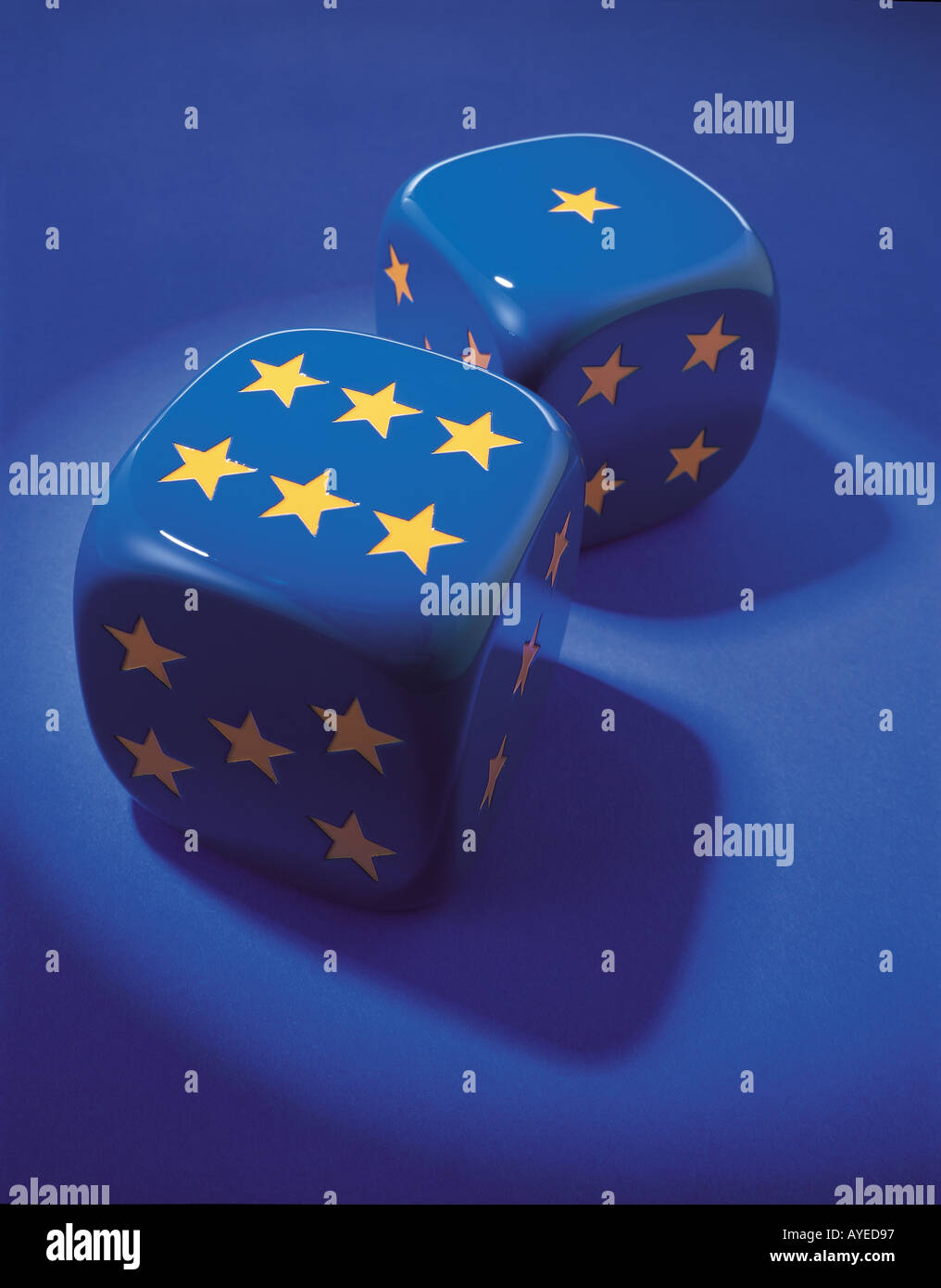 zwei blaue Würfel mit Sternen für Zahlen in gold Farbe wie die Europäische Union flag Stockfoto
