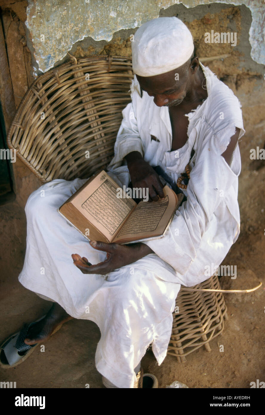 Ein Mann liest den Koran in der Stadt von Tabou, Cote d ' Ivoire Stockfoto