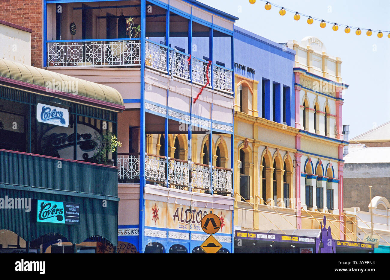 Attraktive Ladenfronten und Gebäude in der Flinders Street in Townsville Stockfoto