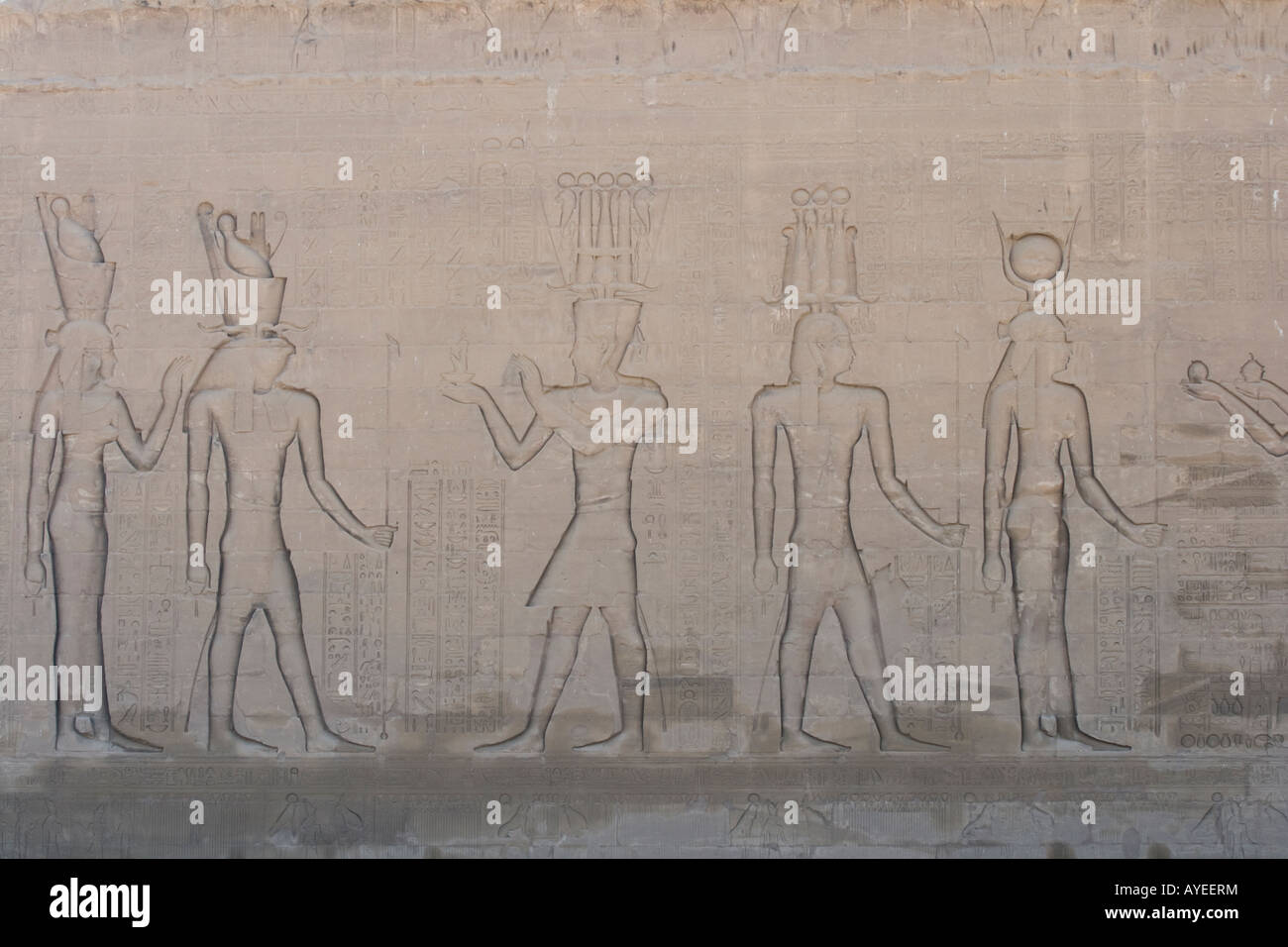 Linderung von verschiedenen Göttern auf der Außenseite der Nordwand Tempel des Horus-Edfu-Luxor-Niltal Ägyptens Stockfoto