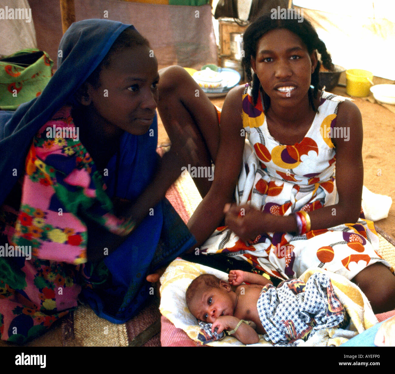 El Geneina Sudan Women mit neuen Baby geboren Stockfoto