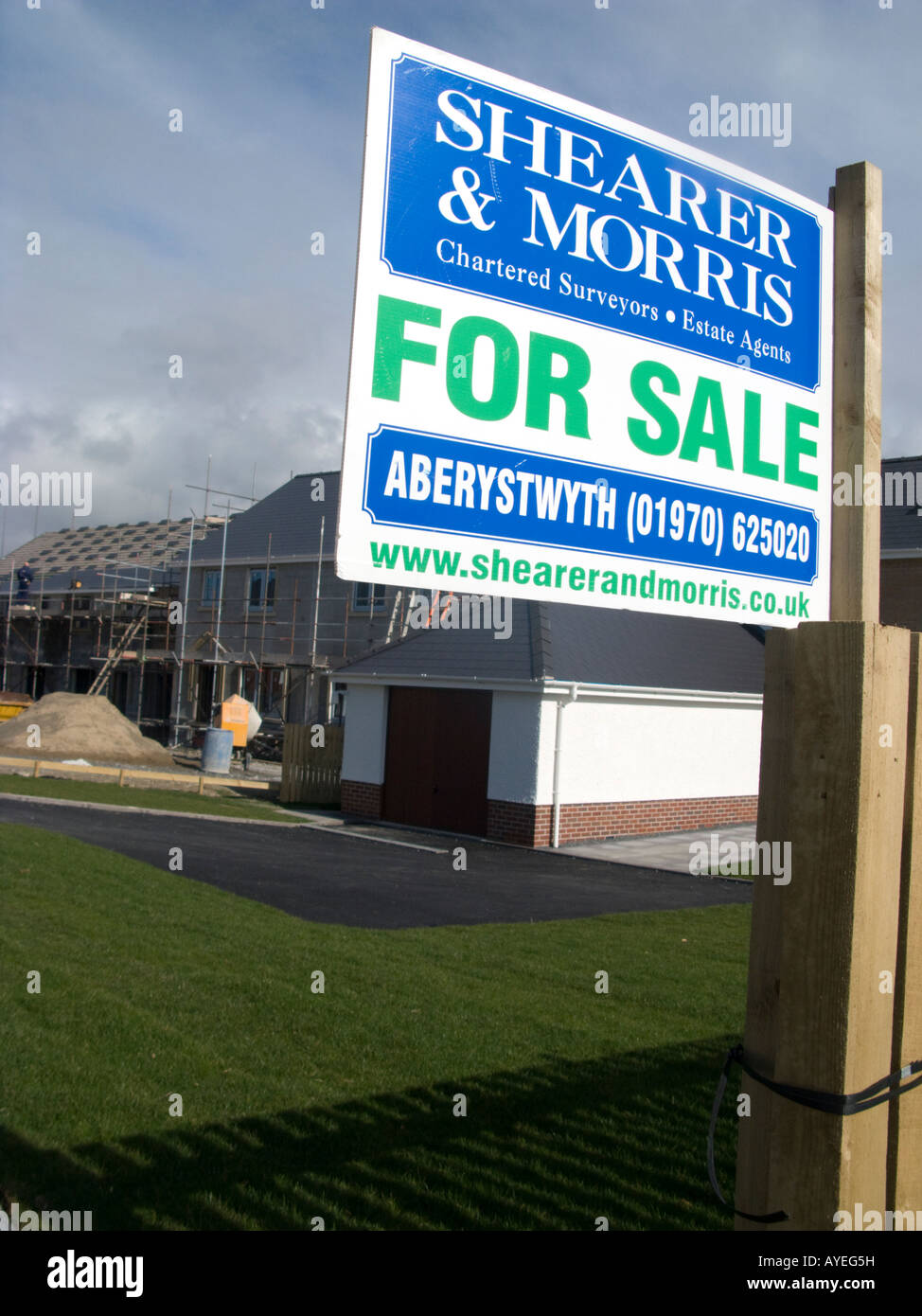 Makler anmelden für Executive-Häuser für Verkauf auf neue Wohnsiedlung Aberystwyth Wales UK Stockfoto