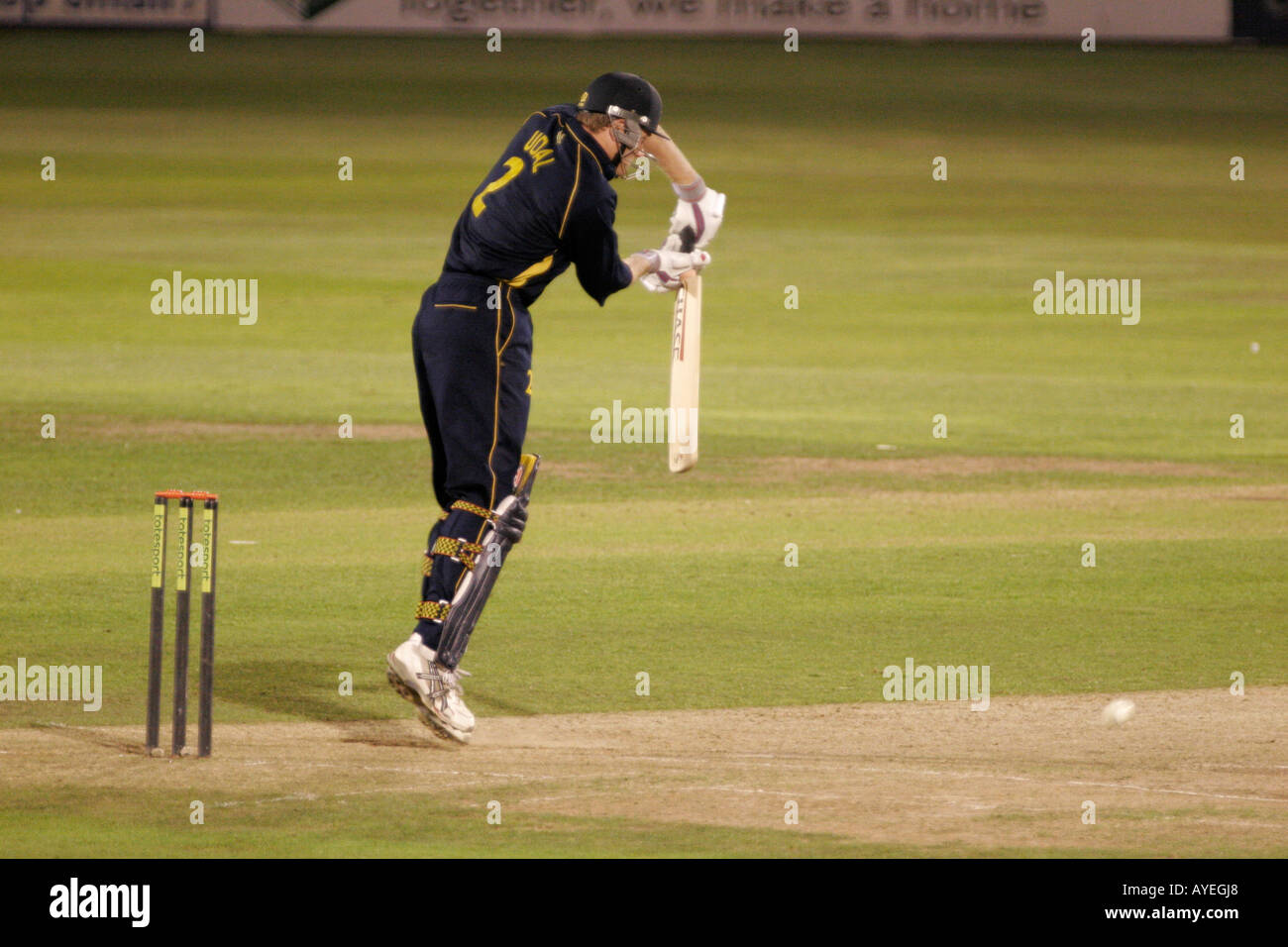 HAMPSHIRE KAPITÄN SHAUN UDAL AUF EIN TAGES-TAG-NACHT CRICKET-MATCH BEI SOPHIA GÄRTEN, CARDIFF, SOUTH GLAMORGAN, SÜD-WALES, GROßBRITANNIEN Stockfoto