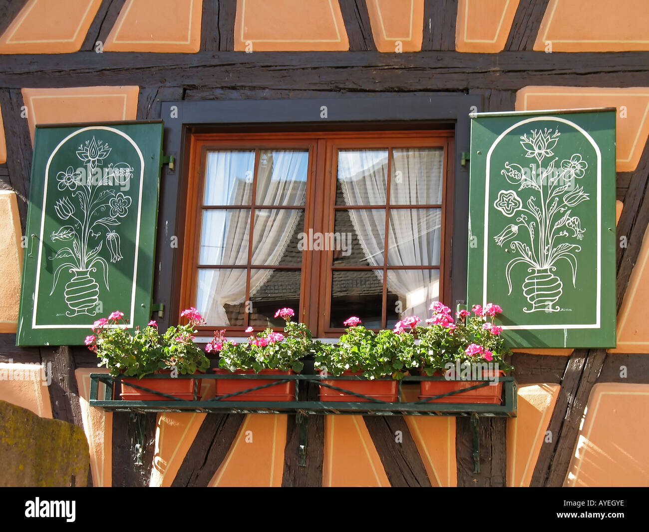 fachwerkhaus-verzierte-fensterl-den-mit-blumenzeichnungen-rote