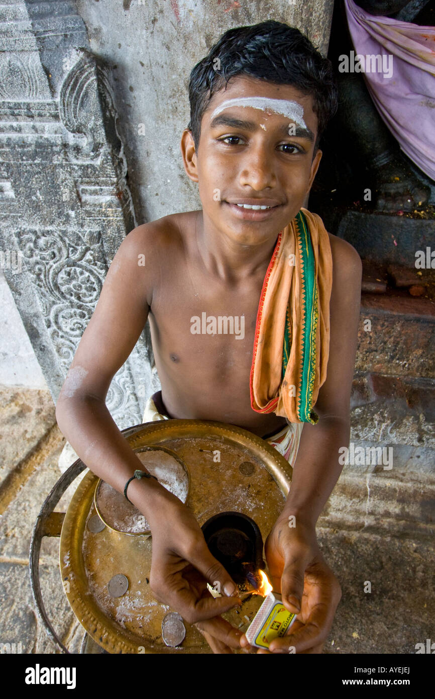 Junge Tempel Preist an Brihadishwara-Hindu-Tempel in Thanjavur Südindien Stockfoto