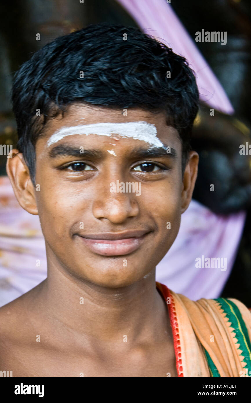 Junge Tempel Preist an Brihadishwara-Hindu-Tempel in Thanjavur Südindien Stockfoto