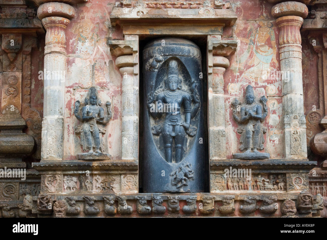 Schwarz Stein Shiva Statue innen Airavatesvara-Tempel in Darasuram Süd-Indien Stockfoto