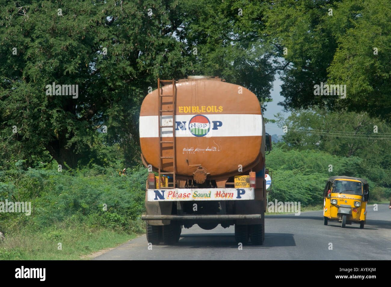 Speiseöl-LKW auf der Landstraße in Tamil Nadu in Südindien Stockfoto