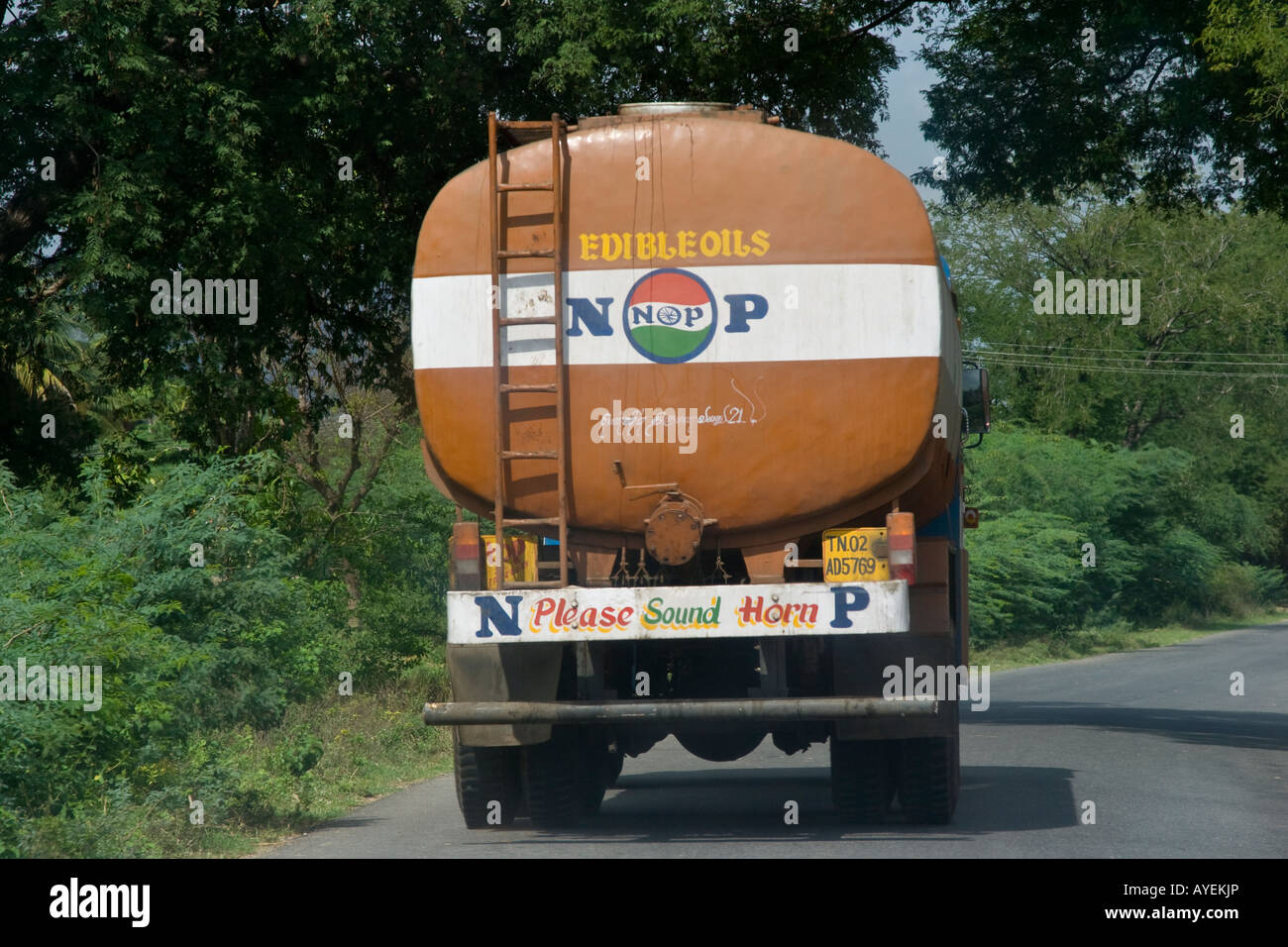 Speiseöl-LKW auf der Landstraße in Tamil Nadu in Südindien Stockfoto