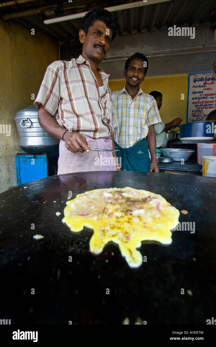 Street Food Anbieter braten ein Omelette in Mamallapuram Südindien Stockfoto