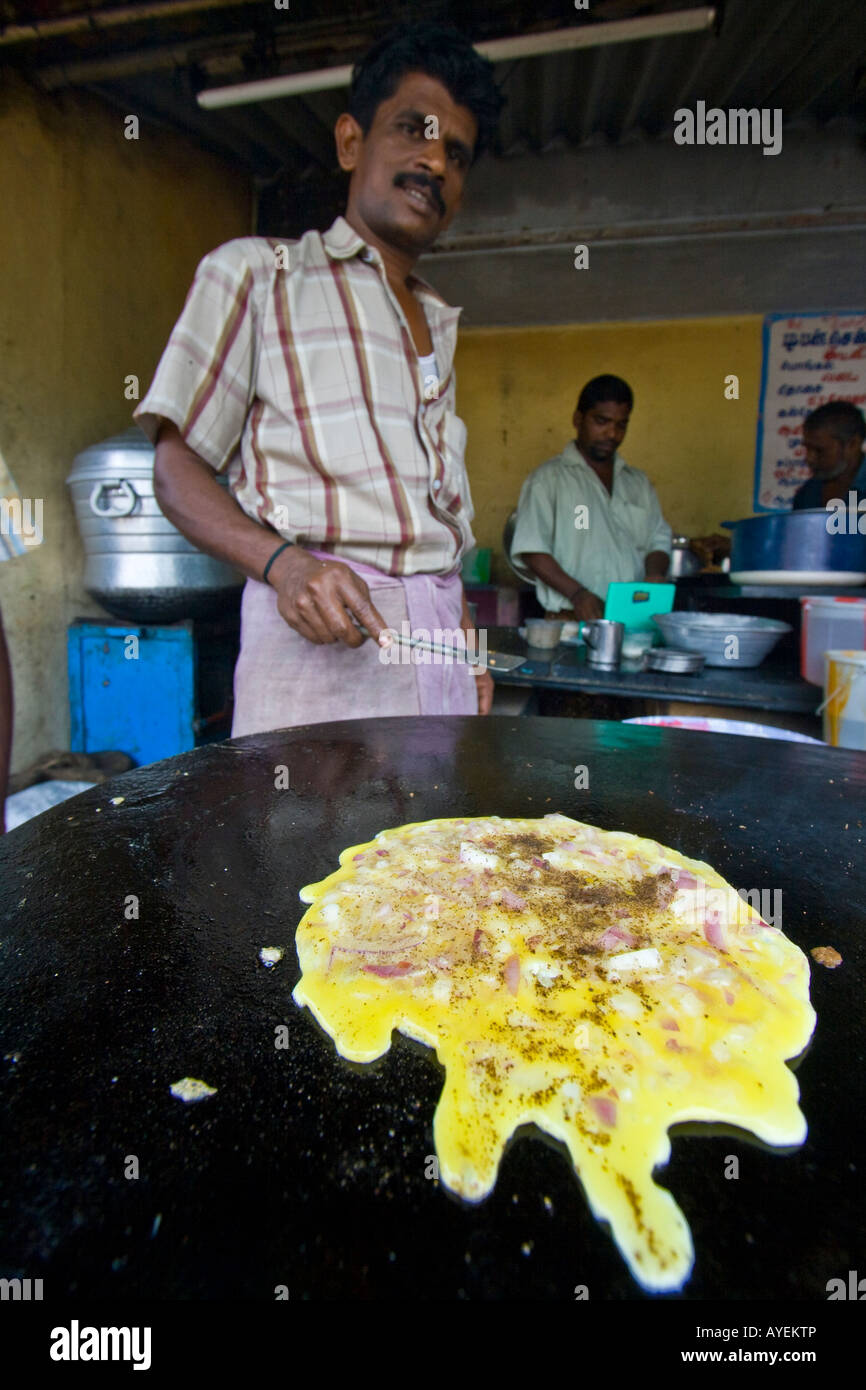Street Food Anbieter braten ein Omelette in Mamallapuram Südindien Stockfoto