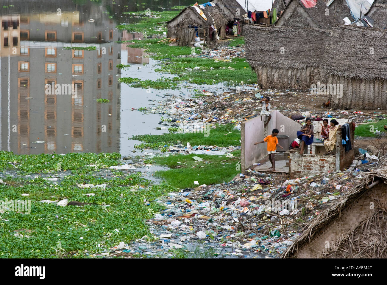Kinder spielen unter Müll Haufen am Dhobi Ghat in Chennai in Südindien Stockfoto